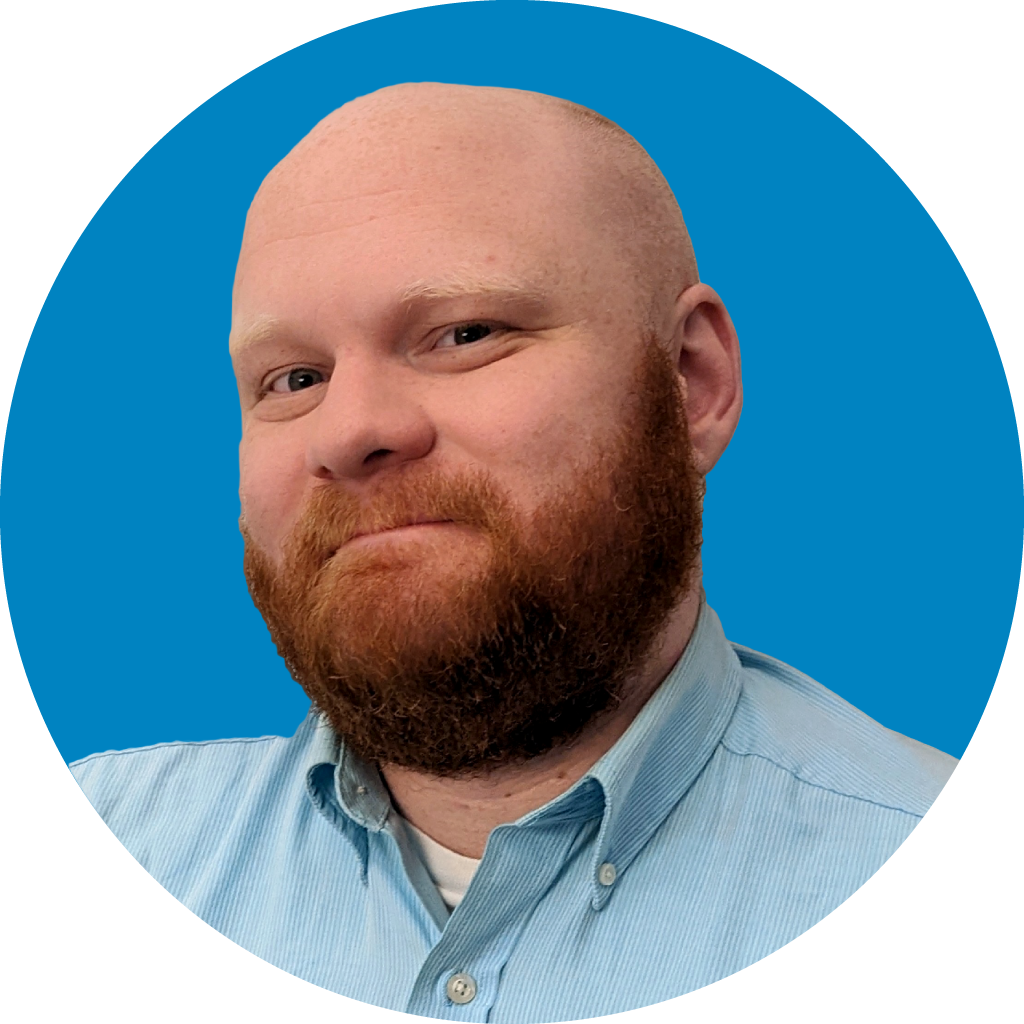 thomas sager headshot blue background